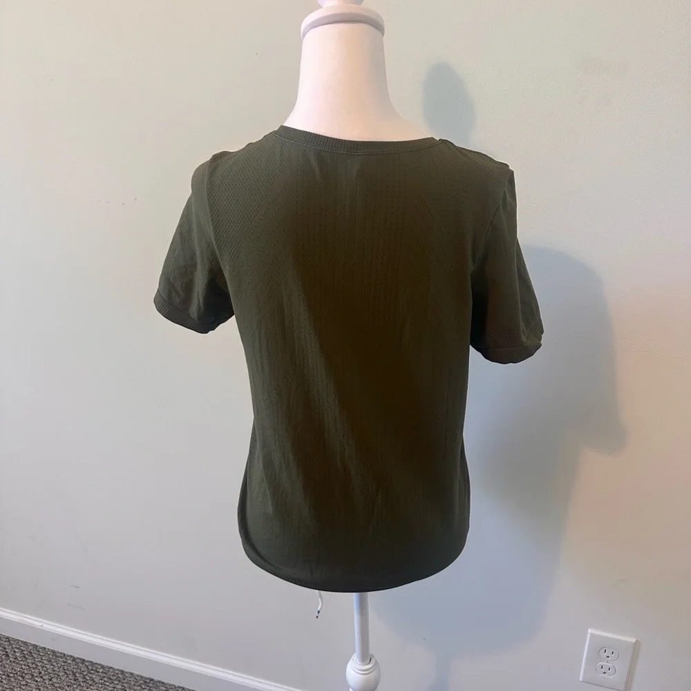 Athleta Women’s In Motion Seamless Tee Army Green - Size Medium - Picture 3 of 5